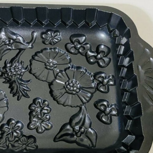 Nordic Ware Cast-Aluminum Wildflower Cake Pan - Picture 2 of 3